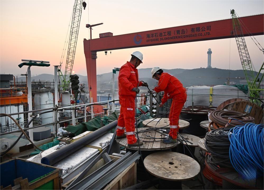 亞洲首艘“海上油氣加工廠”加速鋪裝電纜，總長可繞北京五環近4圈