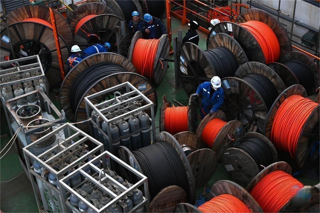 亞洲首艘“海上油氣加工廠”加速鋪裝電纜，總長可繞北京五環近4圈