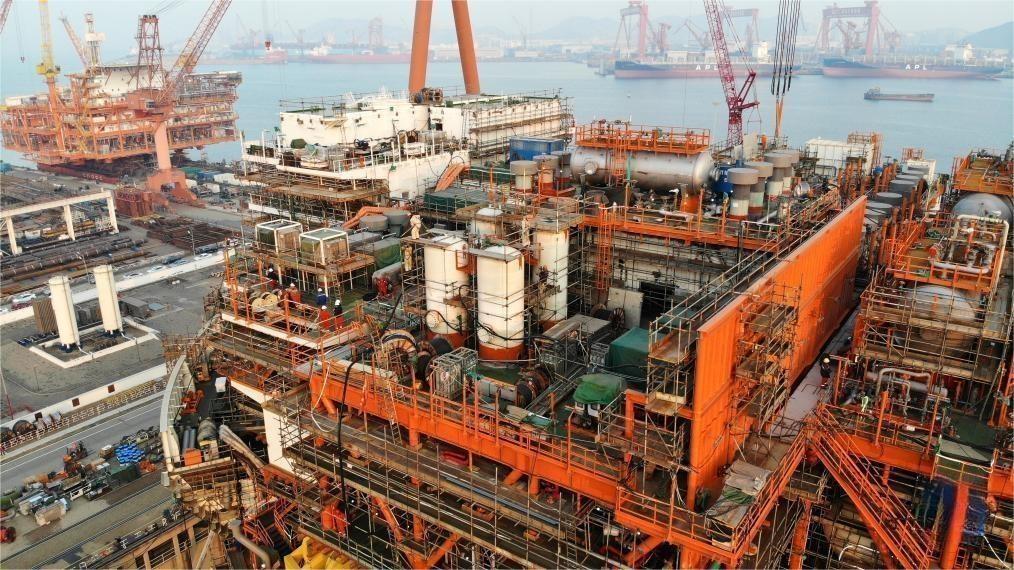 亞洲首艘“海上油氣加工廠”加速鋪裝電纜，總長可繞北京五環近4圈