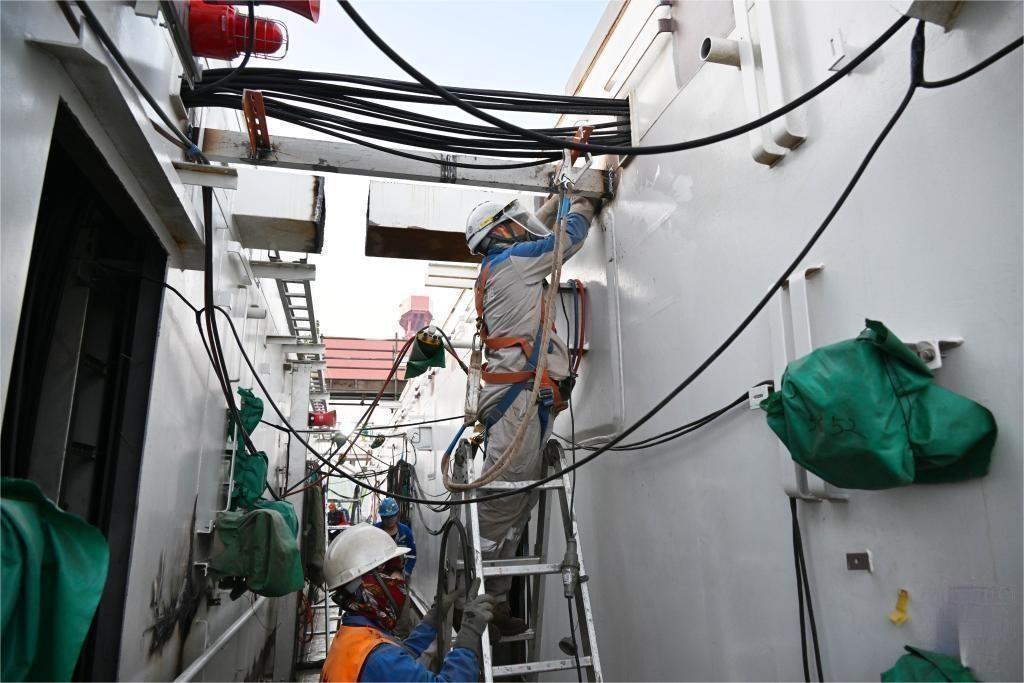 亞洲首艘“海上油氣加工廠”加速鋪裝電纜，總長可繞北京五環近4圈
