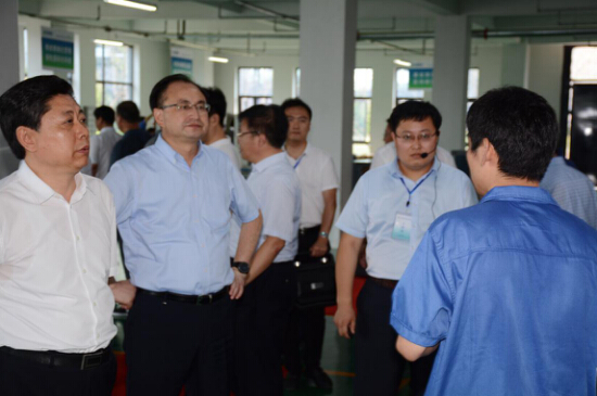 濟(jì)寧鼎力支持科技創(chuàng)新 市委書記王藝華視察中熱翰華濟(jì)寧工廠軟件開發(fā)成果